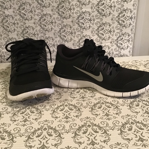 Nike Free 5.0 size 5 black, metallic silver, dark grey and white - Picture 2 of 5